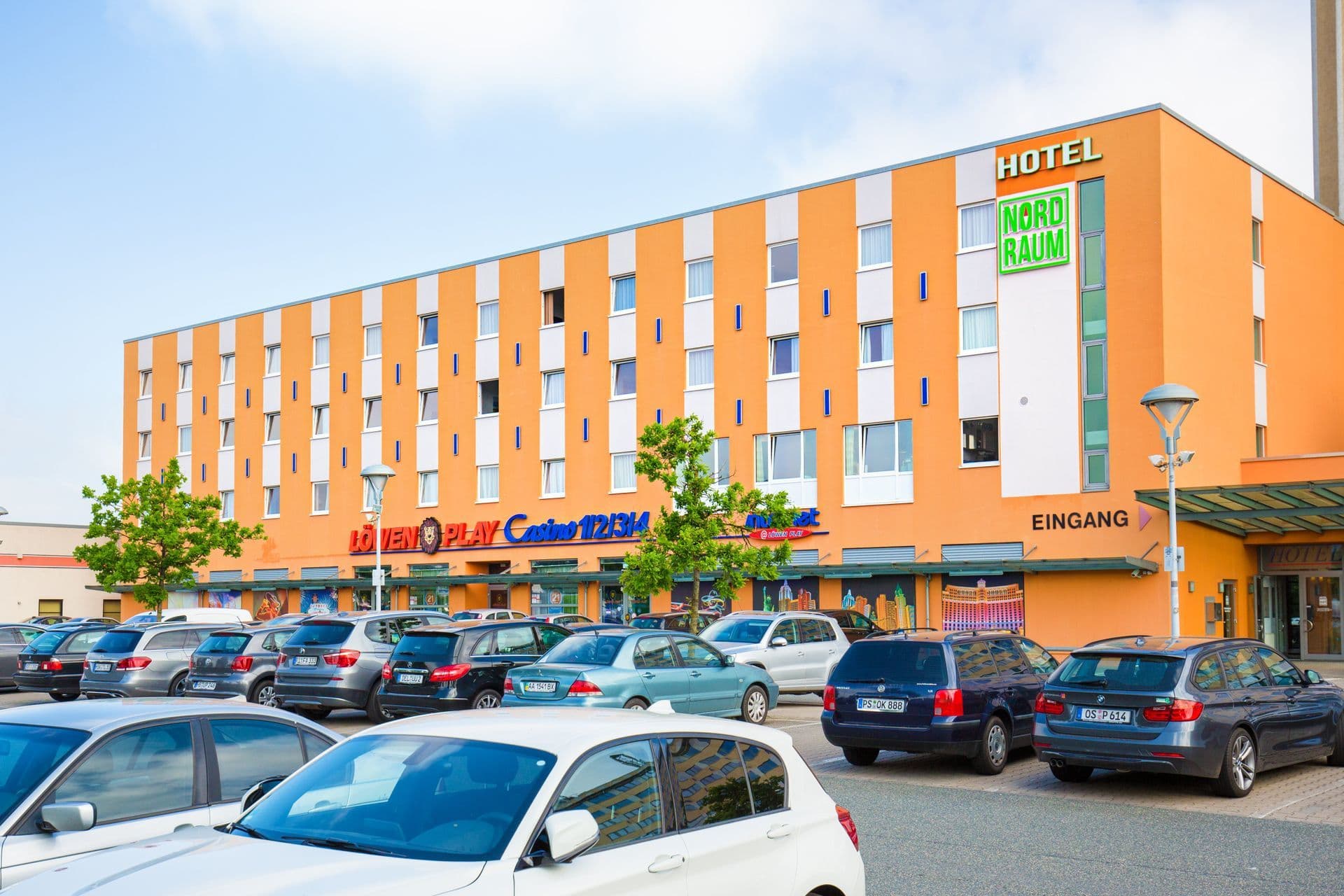 Hotel NordRaum – Außenansicht mit Gästeparkplatz