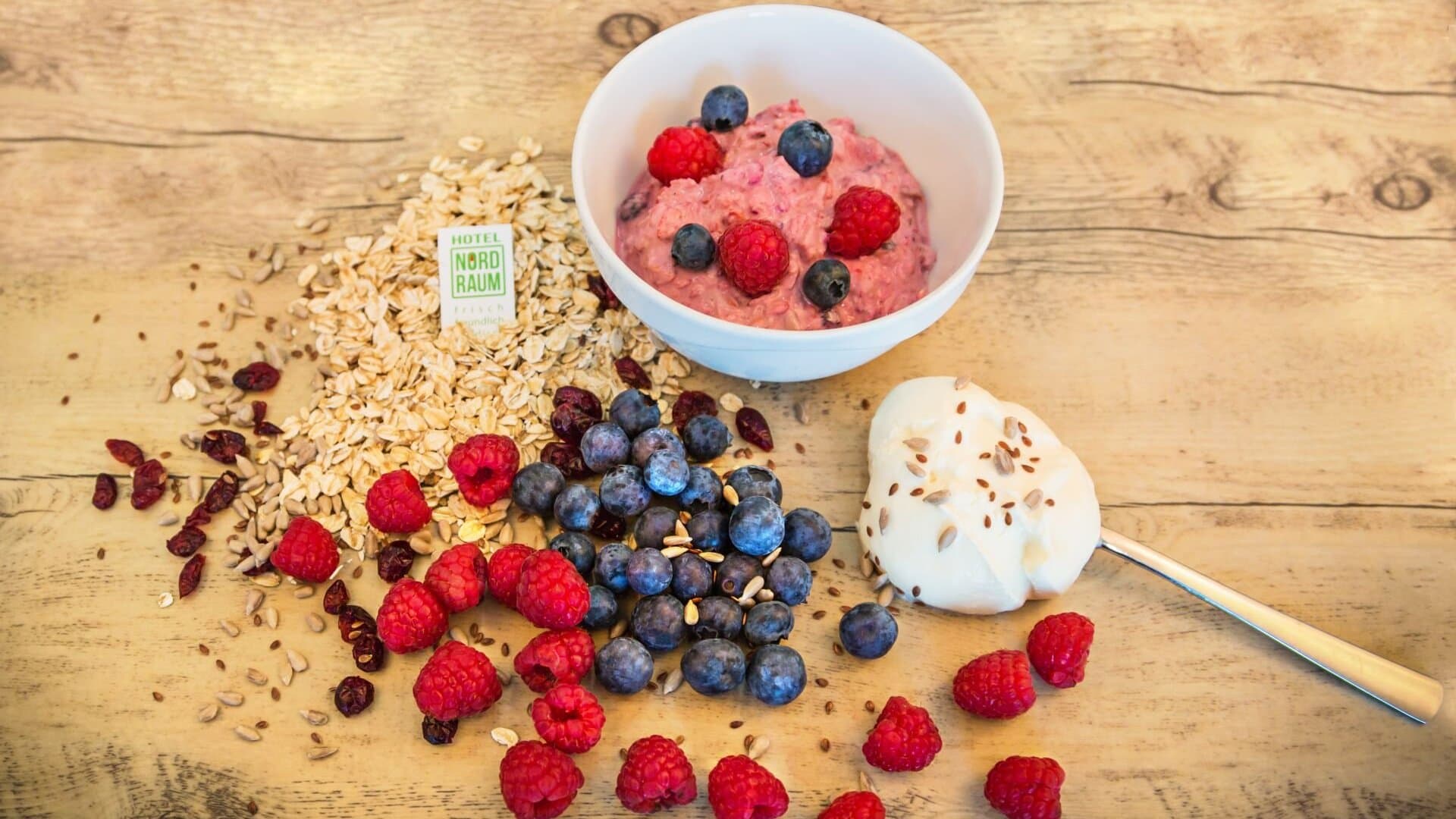 Hausgemachtes NordRaum-Müsli mit roten Beeren