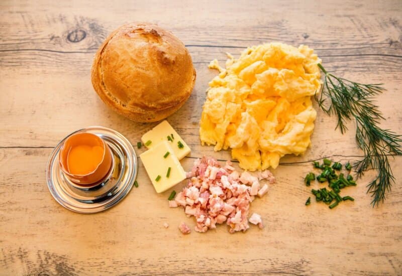 Rührei mit frischem Brötchen