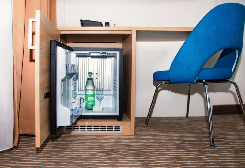Minibar-Kühlschrank im Zimmer