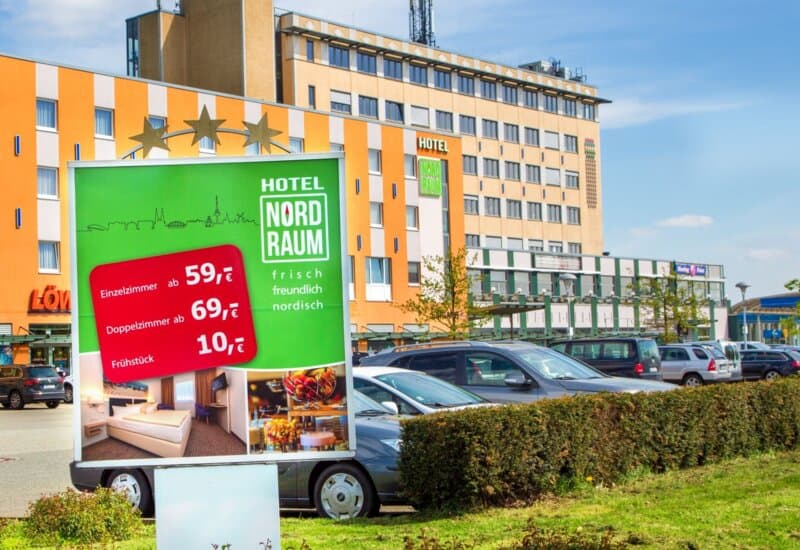 Preisstele vor dem Hotel