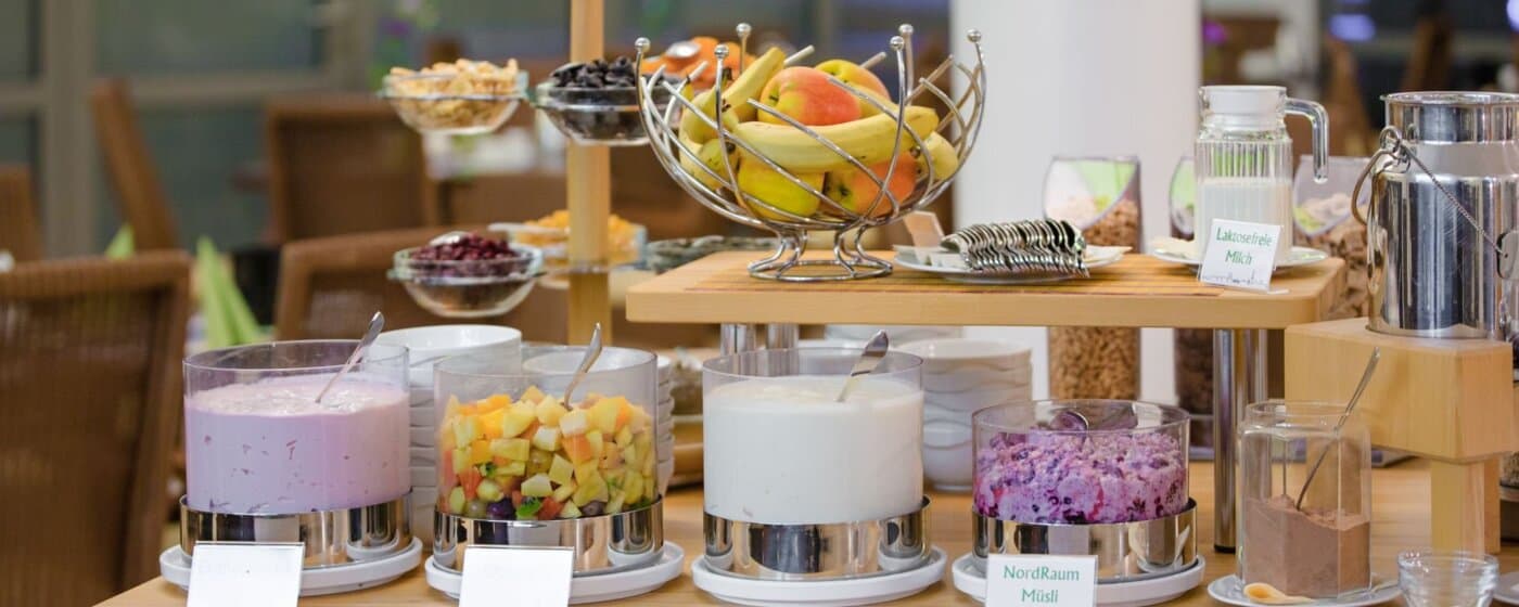 Joghurt und Obst am Büfett