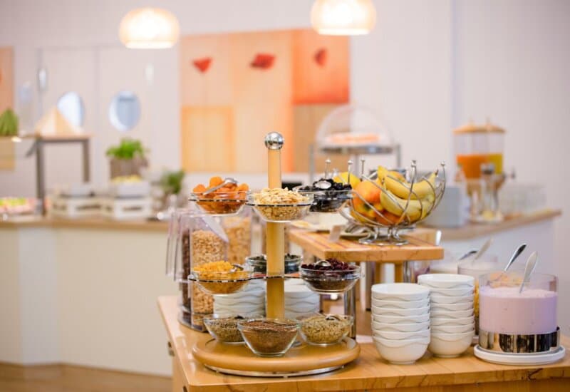 Etagere mit Frühstücksauswahl