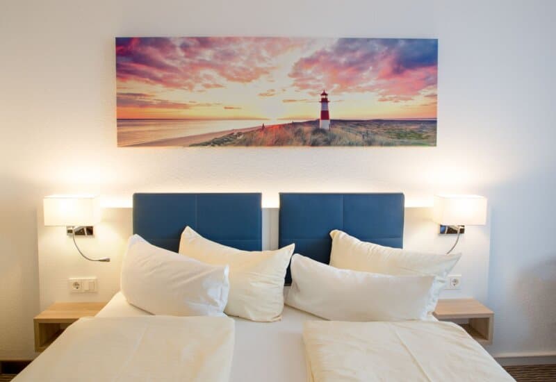 Doppelbett mit Leuchtturm-Motiv