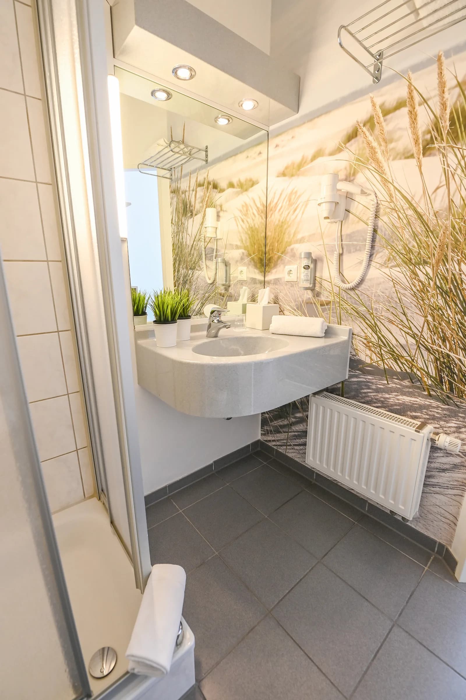 Salle de bain avec motif de dunes sur le mur