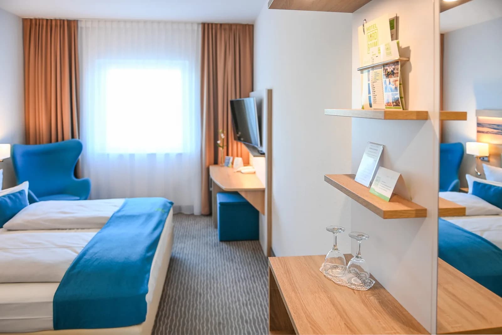 Doppelzimmer mit Wandregal und Gläsern