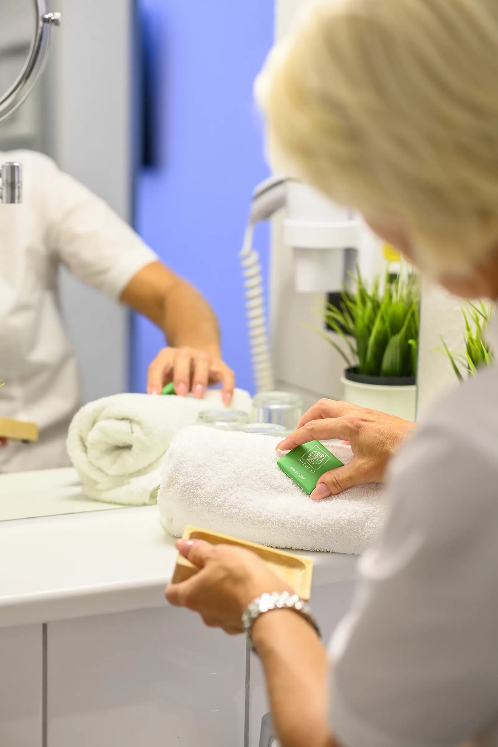 Zimmermädchen legt frische Handtücher bereit