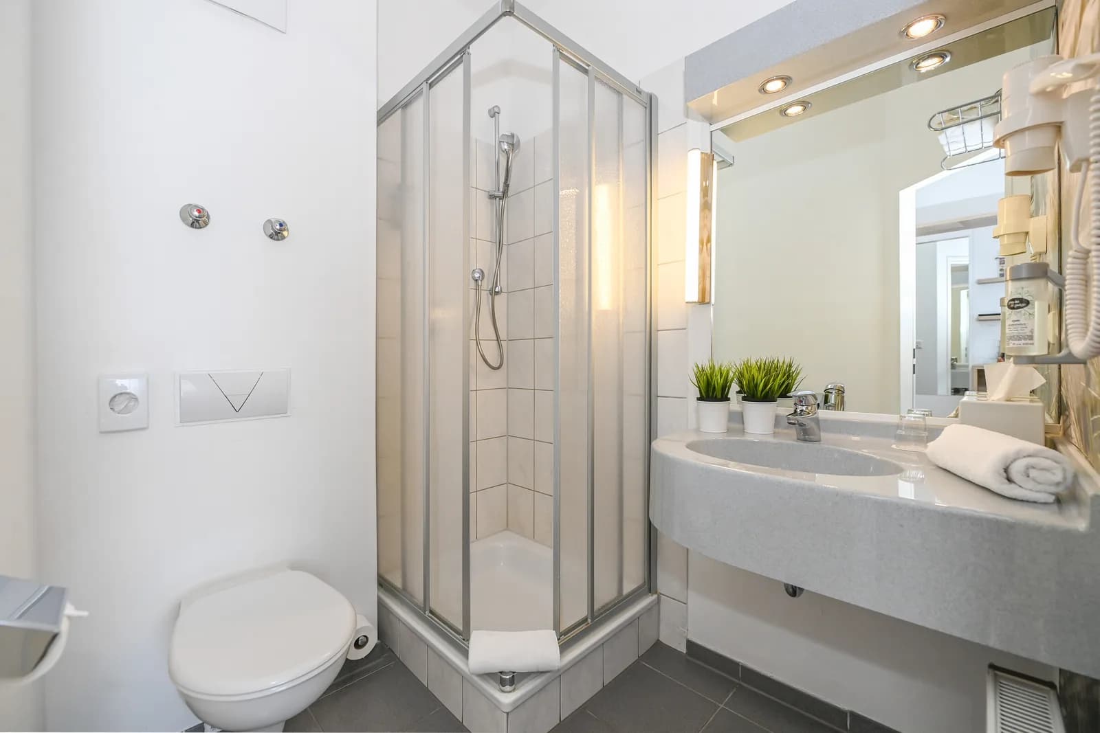 Bad mit Duschkabine, WC und Waschtisch