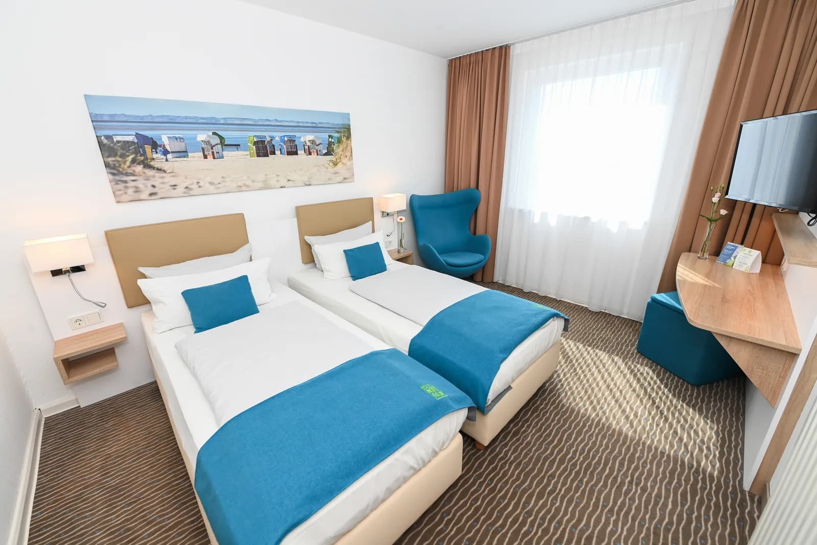 Chambre twin avec photo de chaise de plage au-dessus des lits