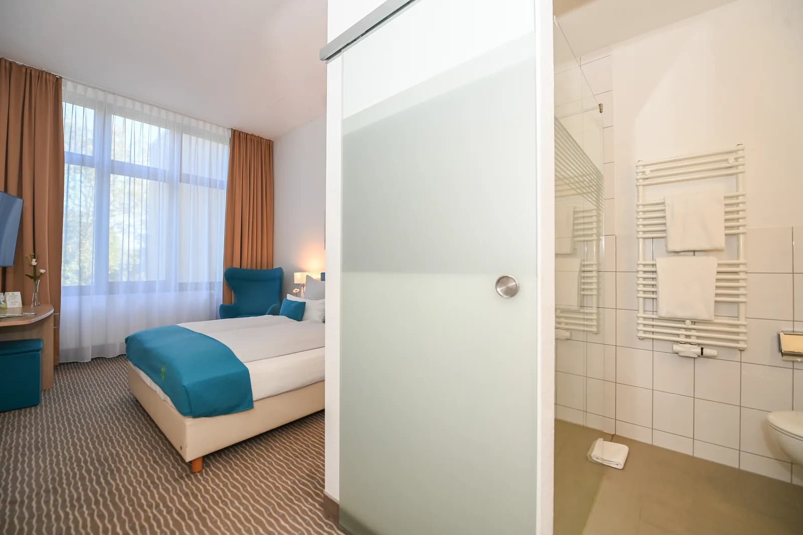 Zimmer mit Blick zum Bad