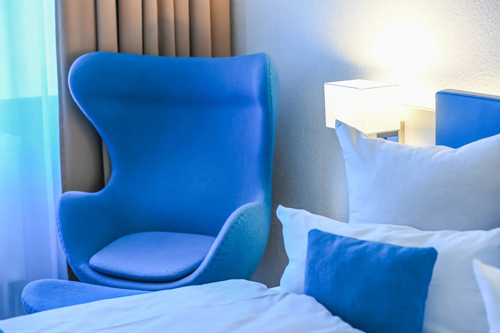 Zimmer mit Designer-Sessel