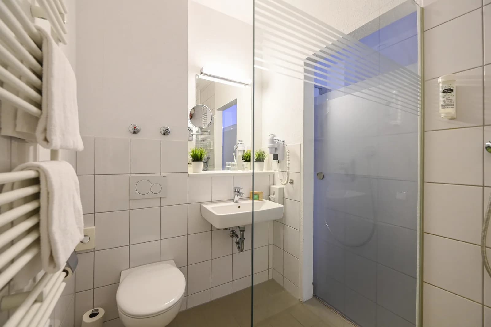 Badezimmer mit ebenerdiger Dusche